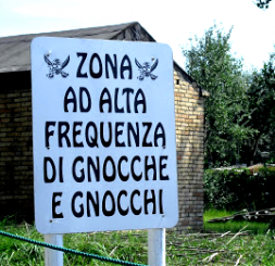 cartello-esclusione-brutti-mentalità-borghese