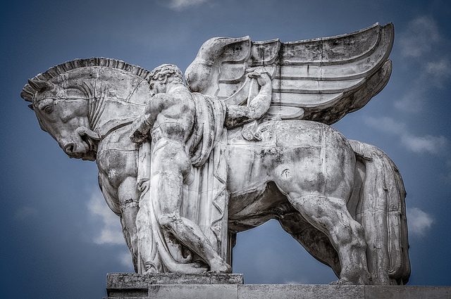 milano statua-stazione-Milano-Centrale