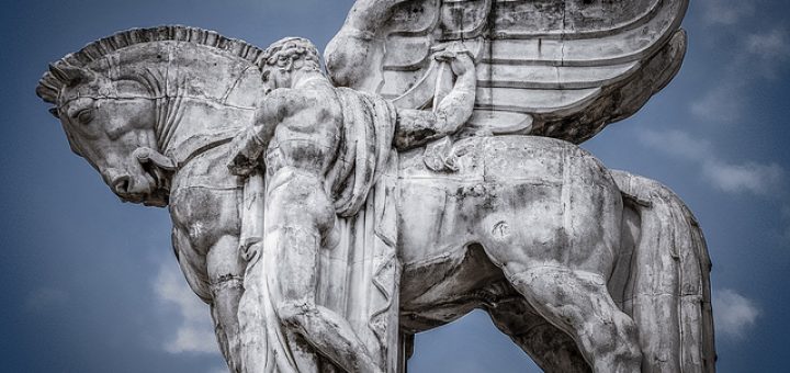 statua-stazione-Milano-Centrale
