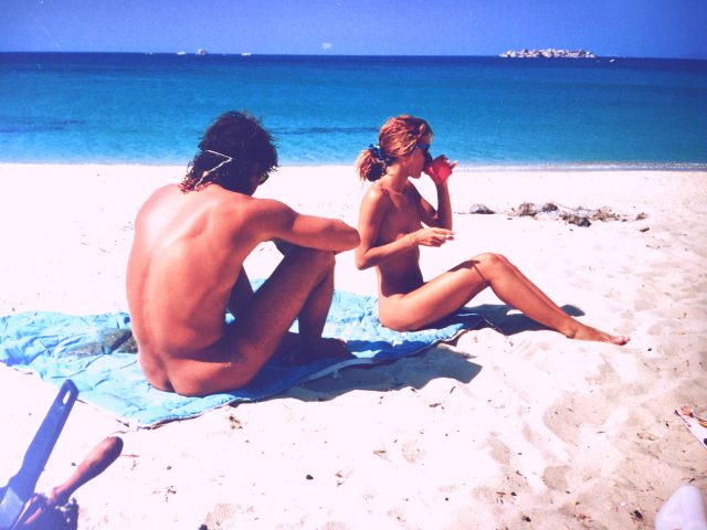 Su-isola-di-Naxos-c'è-un-tesoro-libro Naxos-nudisti