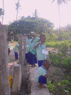 bambini-che-si-lavano-i-denti-zanzibar