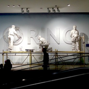 Albania-centro-commerciale-decorazione-interna Centro-commerciale-Ring-Tirana-monumento-ai-lavoratori