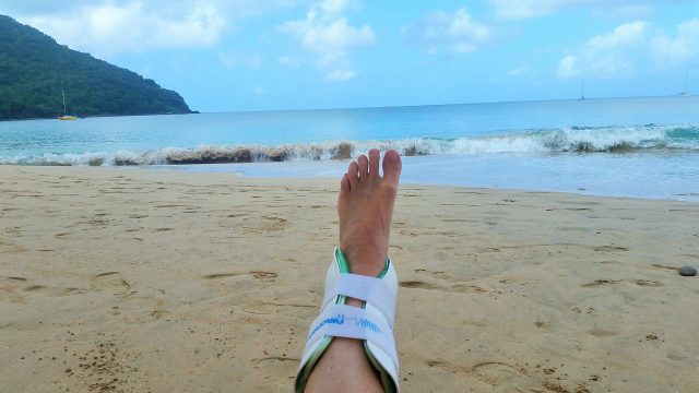 piede-tutore-caviglia-spiaggia-St. Lucia