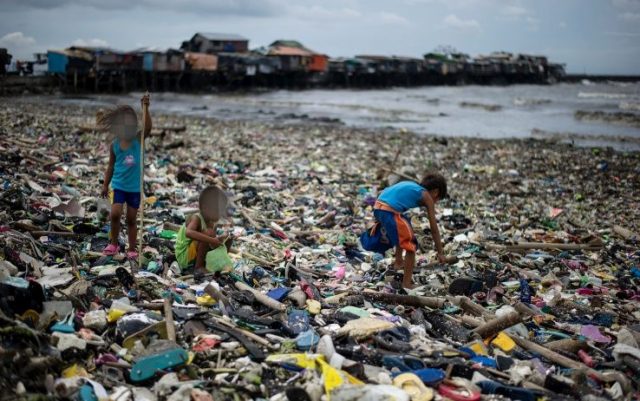 spiaggia-ricoperta-rifiuti-plastica rifiuti-spiaggia