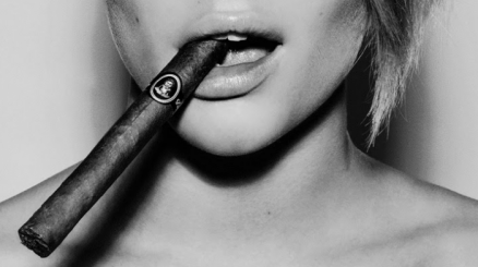 donna-che-fuma-sigaro- smettere di fumare