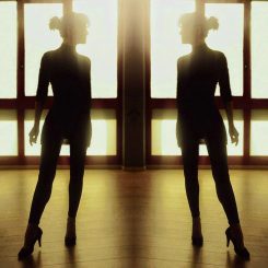 Tango-donna-riflessa-allo-specchio