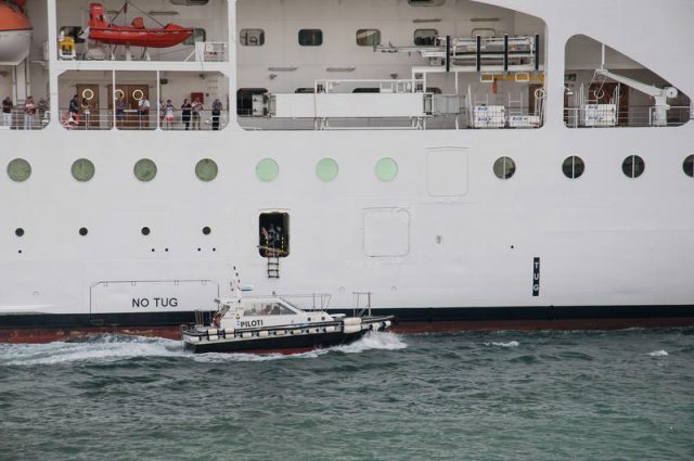 fiancata-nave-barca-pilota fiancata-nave-entrata-pilota-portuale