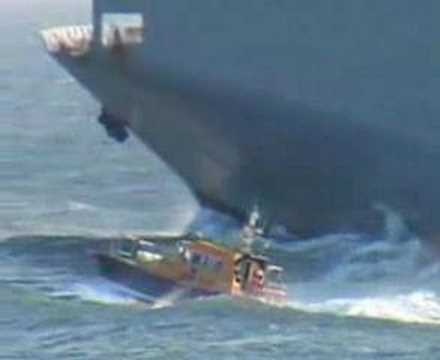 barca-pilota-avvicina-nave-cargo