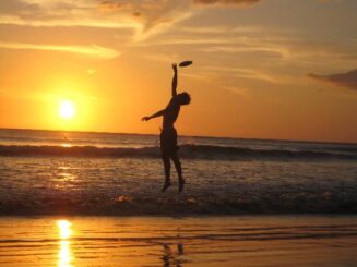 ragazzo-spiaggia-freesbe