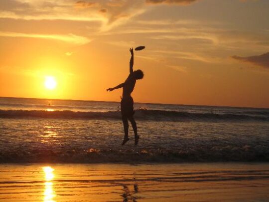ragazzo-spiaggia-freesbe