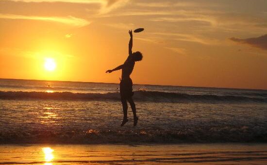 ragazzo-spiaggia-freesbe